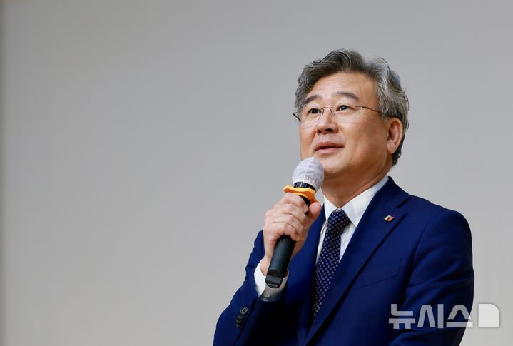 [전주=뉴시스]윤난슬 기자 = 천호성 전북교육감은 1일 도교육청 창조나래 시청각실에서 열린 9월 직원조회에서 "새로운 마음으로 시작하는 9월, 희망찬 도전의 시작을 함께하자"고 말했다. (사진=전북교육청 제공) photo@newsis.com 