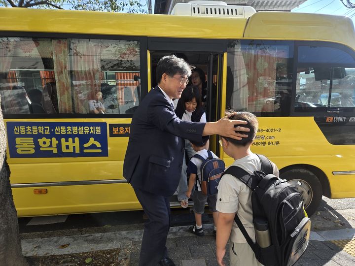 [밀양=뉴시스] 하종명 교육장이 광역통학구역 통학버스에서 학생들과 이야기를 나누고 있다. (사진=밀양교육지원청 제공) 2026.09.01. photo@newsis.com *재판매 및 DB 금지