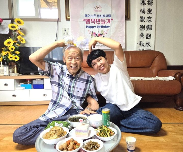 독거 어르신 생신상 차림. *재판매 및 DB 금지