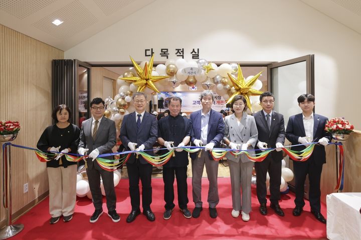 [서울=뉴시스] 고척근린시장 고객지원센터 개관식에서 테이프 커팅식(왼쪽 세 번째 장인홍 구로구청장)이 진행되고 있다. (사진=구로구 제공) 2026.09.01. photo@newsis.com *재판매 및 DB 금지