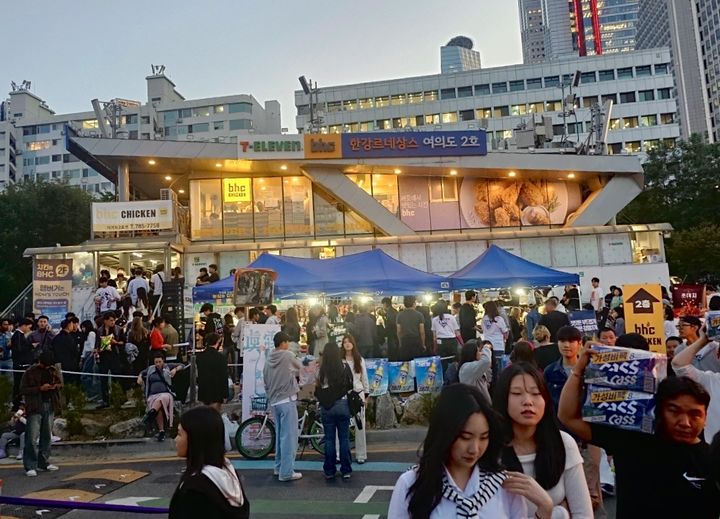 [서울=뉴시스] 지난해 9월 27일 열린 서울세계불꽃축제 당일 여의도한강공원 매장 모습 (사진=세븐일레븐 제공) 2026.09.01. photo@newsis.com *재판매 및 DB 금지