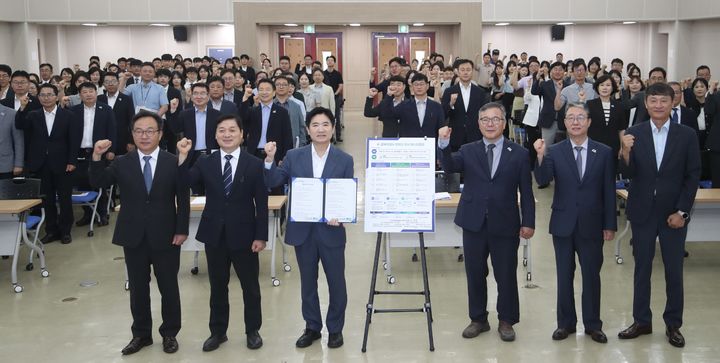 [전남광주=뉴시스] 김대중 교육감이 1일 전남광주통합교육청 전남청사 대회의실에서 열린 청렴 비전 선언식에 참석, 청렴 실천을 다짐하고 있다. (사진=통합교육청 제공). 2026.09.01. photo@newsis.com *재판매 및 DB 금지