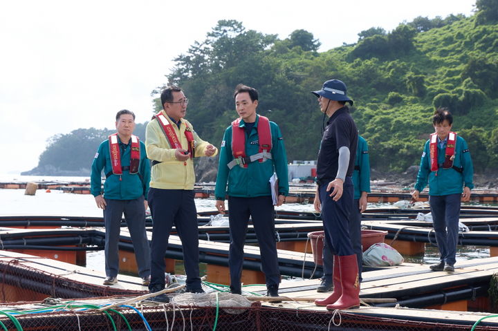 [통영=뉴시스] 신정철 기자= 강석주 통영시장은 지난달 31일 산양읍 미남리 지선 해상 가두리 양식장을 방문해 고수온 대응 상황을 점검하고 어업인들의 애로사항을 청취했다.(사진=통영시 제공.2026.09.01. photo@newsis.com *재판매 및 DB 금지