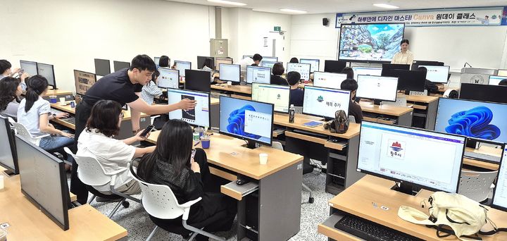 [원주=뉴시스] 원주시 공무원들이 한라대에서 열린 'AI·디지털 실무역량 강화 교육'에서 실습하고 있다. (사진=한라대학교 제공) 2026..09.01 photo@newsis.com *재판매 및 DB 금지