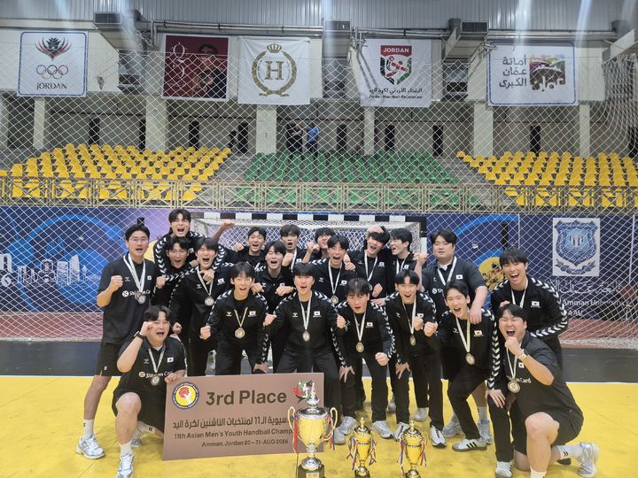 [서울=뉴시스] 한국 남자 청소년(18세 이하) 핸드볼 대표팀, 제11회 아시아남자청소년선수권대회서 동메달 획득. (사진=대한핸드볼협회 제공) *재판매 및 DB 금지