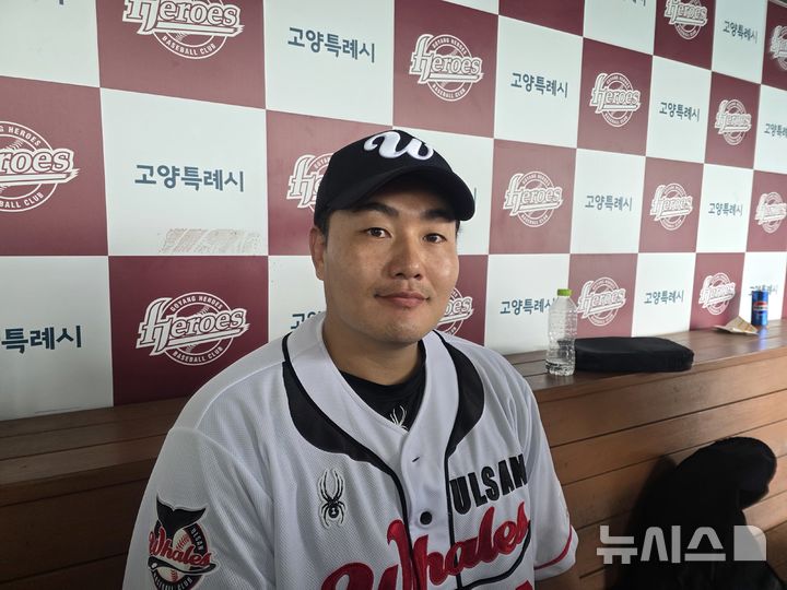 [고양=뉴시스] 김희준 기자 = 1일 경기도 고양 국가대표 야구 훈련장에서 열린 2027 KBO 신인 드래프트 트라이아웃에 참가한 최지만. 2026.09.01jinxijun@newsis.com
