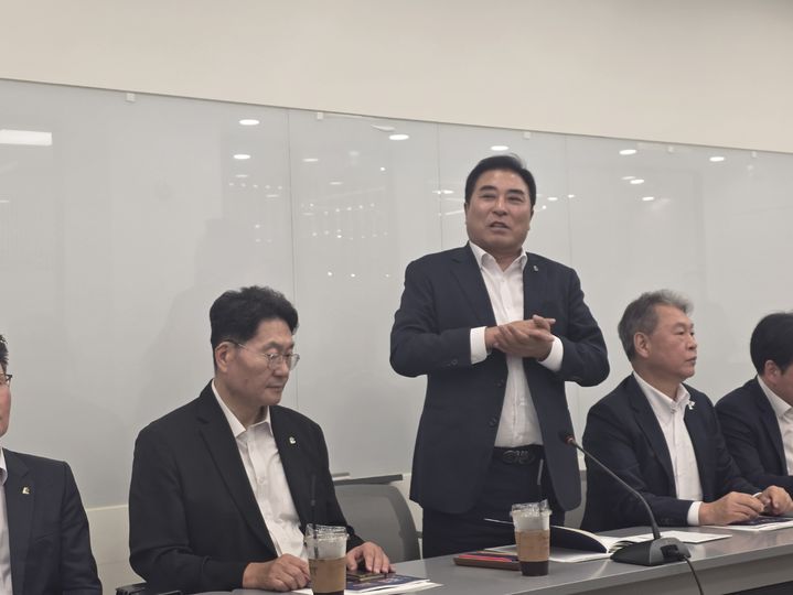 [세종=뉴시스]정유선기자=윤학수 대한전문건설협회장이 1일 기자간담회를 열고 발언하는 모습. 2026. 9. 1. *재판매 및 DB 금지