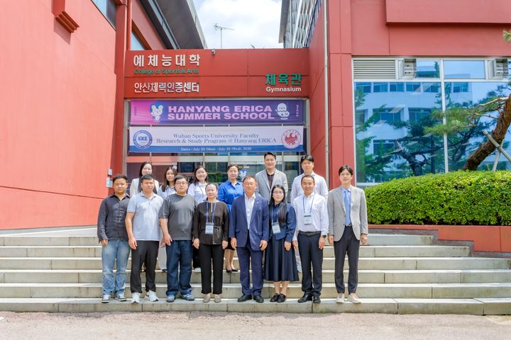 [서울=뉴시스] 한양대학교 ERICA가 중국 우한스포츠대학 교수진을 대상으로 초청 연수 과정을 운영하고, 참가자 및 관계자들이 ERICA 캠퍼스에서 기념 사진을 촬영하고 있다. (사진=한양대 ERICA 제공) 2026.09.01. photo@newsis.com *재판매 및 DB 금지
