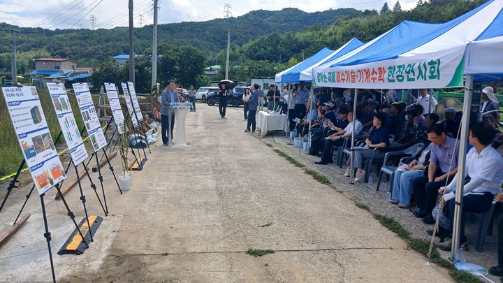 [세종=뉴시스] 농촌진흥청 국립식량과학원은 1일 경남 진주시 명석면에서 논 재배 배수 기술을 소개하고 기계수확에 적합한 참깨 품종 '하니올'의 콤바인 수확 연시회를 열었다고 밝혔다. (사진=농진청 제공) 2026.09.01. photo@newsis.com *재판매 및 DB 금지