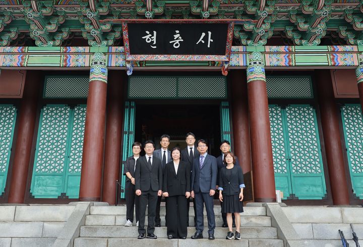 [아산=뉴시스] 최미경 아산교육장이 1일 취임해 현충사를 참배했다. (사진=아산교육지원청 제공) 2026.09.01 photo@newsis.com *재판매 및 DB 금지