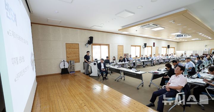 [강진=뉴시스]강진군청 대회의실에서 군청 공무원을 대상으로 열린 ‘데이터센터 속 반도체’ 주제 교육 모습.