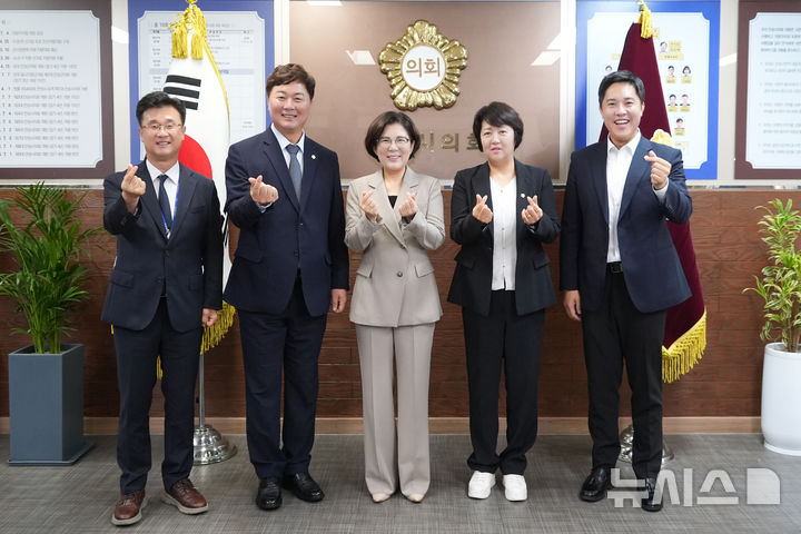 [안성=뉴시스] 반인숙 안성시의회 의장(사진 오른쪽에서 두번째)과 의원들이 김보라 시장(사진 오른쪽에서 세번째)과 첫 간담회에 앞서 기념사진을 찍고 있다.(사진=안성시의회 제공) 2026.09.01.photo@newsis.com 