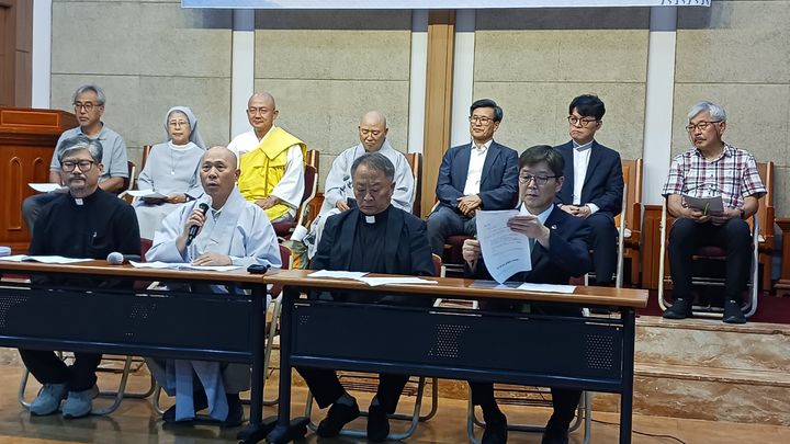 [서울=뉴시스] '1일 서울 종로구 한국기독교회관 조에홀에서 열린 기자회견에서 '2026 종교인 DMZ 생명평화순례' 세부 계획을 발표하는 실천불교승가회 장적 스님 (왼쪽에서 두번쨰) (사진=실천불교승가회 제공) 2026.09.01. photo@newsis.com *재판매 및 DB 금지