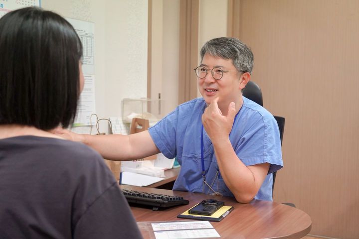 [양산=뉴시스] 남수봉 교수가 진료실에서 환자들과 소통하고 있다. (사진= 양산부산대병원 제공) 2026.09.01. photo@newsis.com *재판매 및 DB 금지