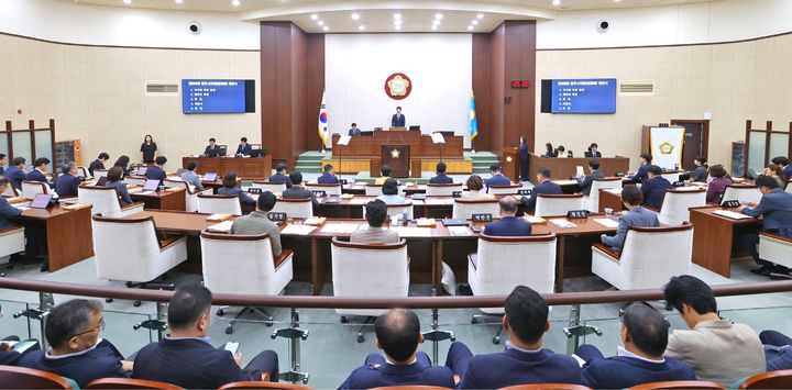 [원주=뉴시스] 제268회 원주시의회 제1차 정례회 제1차 본회의에서 문정환 의장과 시의원들이 회의에 참석하고 있다. (사진=원주시 제공) 2026.09.01. photo@newsis.com *재판매 및 DB 금지