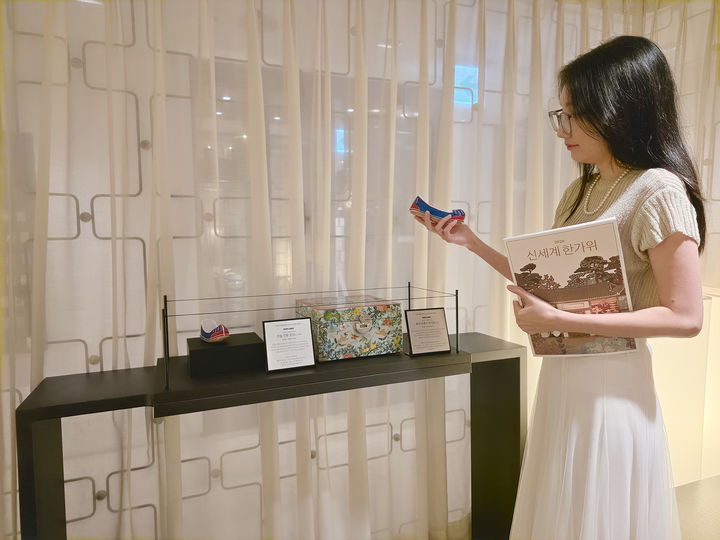 신세계백화점은 로컬 콘텐츠 프로젝트 '로컬이신세계'와 프리미엄 여행 플랫폼 '비아신세계'를 통해 국가무형유산 장인 작품 등 추석 선물을 구성했다고 2일 밝혔다. *재판매 및 DB 금지