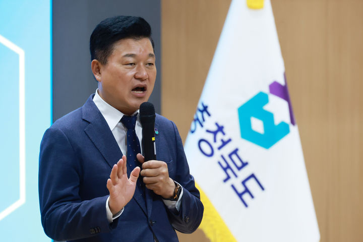 [청주=뉴시스] 신용한 충북지사가 1일 도청 문화홀에서 9월 직원조회를 주재하고 있다. (사진=충북도 제공) 2026.09.01. photo@newsis.com *재판매 및 DB 금지
