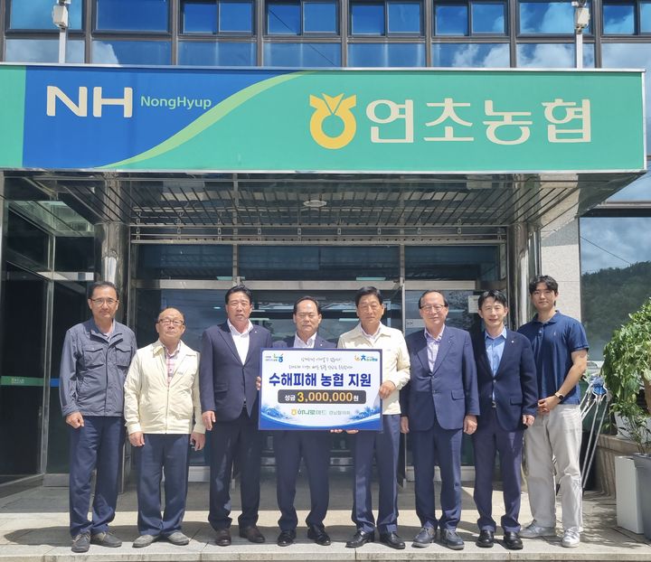 [창원=뉴시스]하나로마트 경남협의회, 집중호우 피해 농협에 성금 전달.(사진=경남농협 제공) 2026.09.01.photo@newsis.com *재판매 및 DB 금지