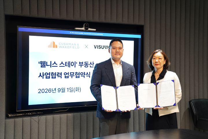 [서울=뉴시스] 쿠시먼앤드웨이크필드 코리아 투자자문사 지소림 대표(사진 오른쪽)와 비쥬웍스 김정수 이사(사진 왼쪽)가 협약식을 맺고 있다. (제공=쿠시먼앤드웨이크필드 코리아) 2026.09.01. photo@newsis.com *재판매 및 DB 금지