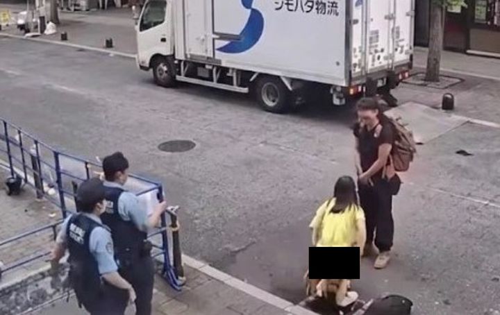 [서울=뉴시스]신주쿠 가부키초의 길 한복판에 있는 하수구 위에서 한 여성이 대변을 보는 영상이 올라와 논란이 되고 있다.(사진=X 캡처)2026.09.01.