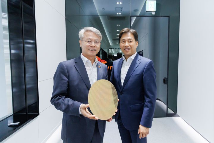 [전남광주=뉴시스] 민형배 전남광주통합특별시장이 1일 오후 SK하이닉스 이천캠퍼스 반도체 생산현장을 둘러본 뒤 곽노정 대표이사와 기념촬영을 하고 있다. (사진=전남광주시 제공) 2026.09.01. photo@newsis.com *재판매 및 DB 금지