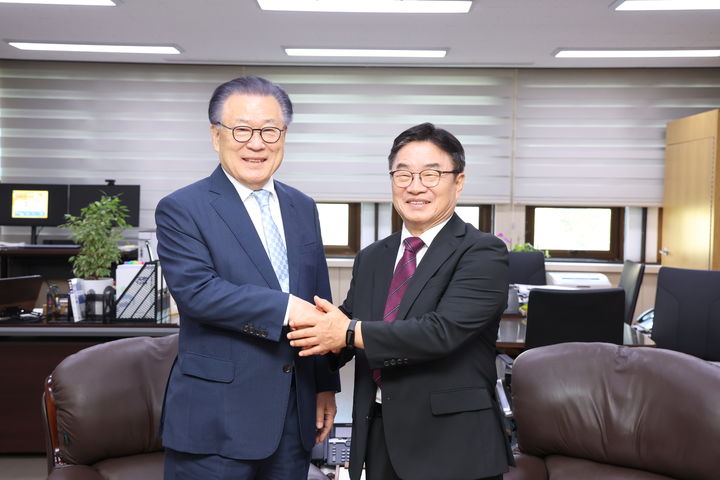 [창원=뉴시스]고영진(왼쪽) 전 경남교육감과 권순기 경남교육감. (사진=경남교육청 제공) 2026.09.01. photo@newsis.com *재판매 및 DB 금지