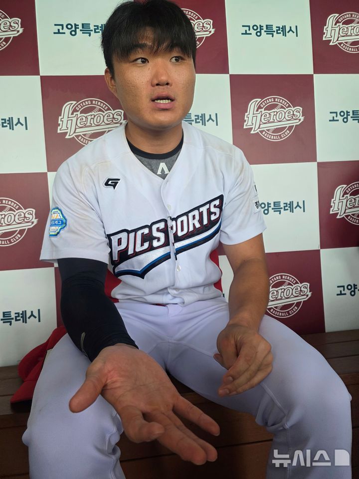 [고양=뉴시스] 김희준 기자 = 2027 KBO 신인 드래프트 트라이아웃에 참가한 박명헌이 자신의 손을 보여주고 있다. 2026.09.01jinxijun@newsis.com