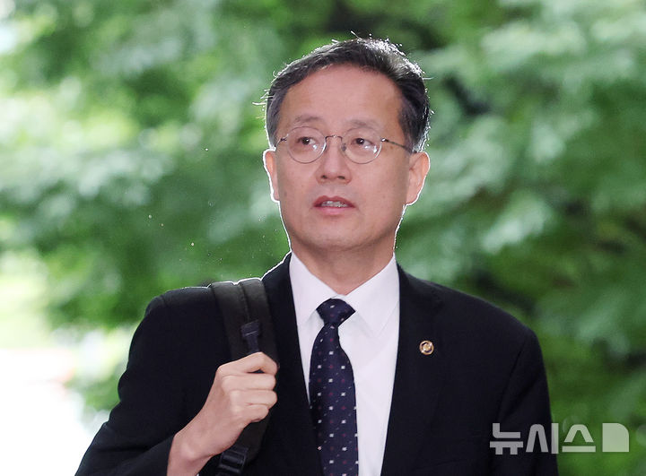 [서울=뉴시스] 조수정 기자 = 부총리 겸 재정경제부 장관 후보자로 지명된 이형일 재정경제부 1차관이 1일 오전 서울 종로구 정부서울청사로 등청하고 있다. 2026.09.01. chocrystal@newsis.com