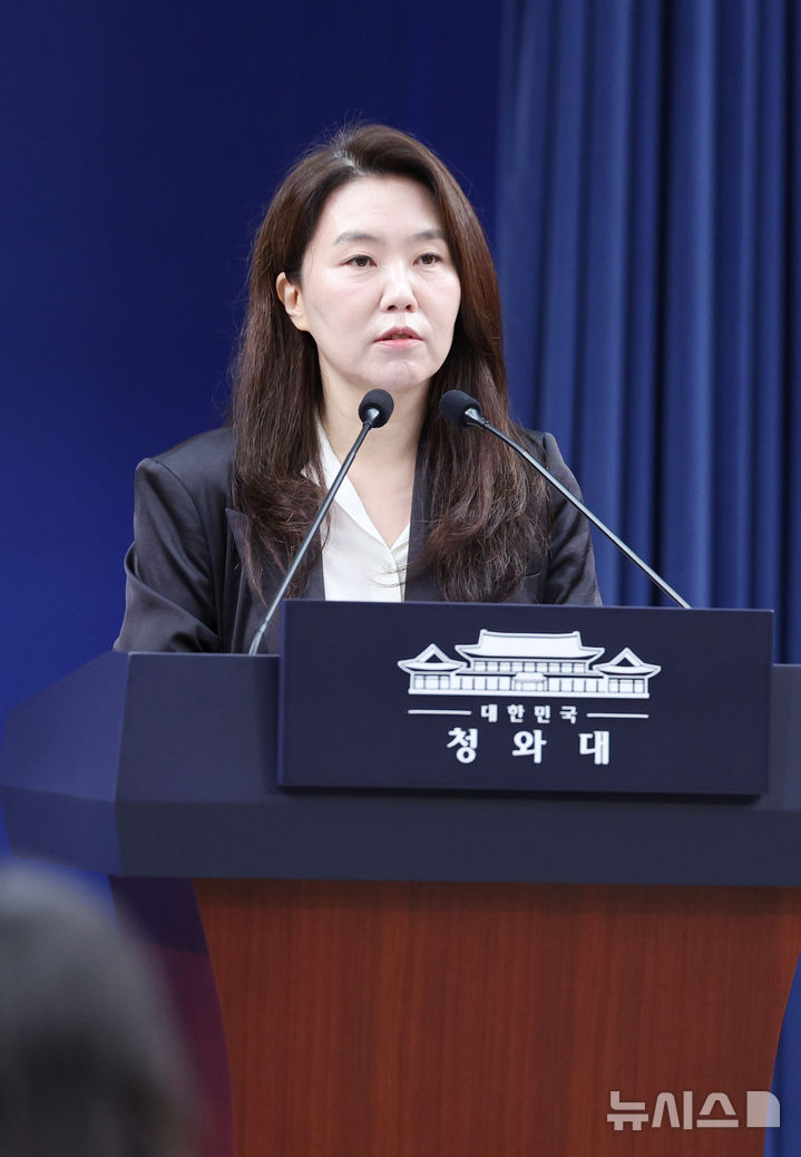 [서울=뉴시스] 김진아 기자 = 강유정 수석대변인이 1일 청와대에서 이재명 대통령의 김용범 정책실장 사표 수리 관련 브리핑을 하고 있다. 2026.09.01. bluesoda@newsis.com