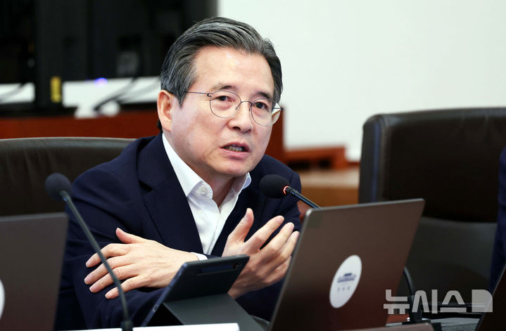 [서울=뉴시스] 김진아 기자 = 이재명 대통령이 1일 김용범 청와대 정책실장의 사표를 수리했다.강유정 청와대 수석대변인은 이날 오후 청와대 춘추관에서 브리핑을 열고 "김용범 정책실장은 어제 31일 사의를 표명했다"며 "이에 이재명 대통령은 오늘 9월 1일 사표를 수리했다"고 밝혔다.사진은 김용범 정책실장이 지난 8월 25일 청와대에서 열린 제37회 국무회의에서 발언하는 모습. (사진=뉴시스DB) 2026.09.01. photo@newsis.com