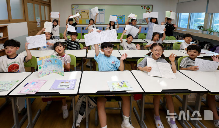 [대구=뉴시스] 이무열 기자 = 여름방학을 마치고 개학한 1일 대구 서구 대구이현초등학교 2학년 3반 학생들이 방학숙제를 들어 보이고 있다. 2026.09.01. lmy@newsis.com *사진은 기사 내용과 직접적 연관 없음*