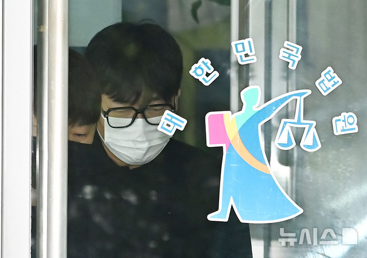 [여주=뉴시스] 김종택 기자 = 인터넷 불법도박과 음주운전 혐의를 받는 개그맨 이진호(39)씨가 1일 경기 여주시 수원지방법원 여주지원에서 열린 선고 공판을 마친 뒤 법원을 나서고 있다. 이 씨는 2023년 5월부터 2024년 10월까지 664회에 걸쳐 8억원 규모의 불법 도박을 한 혐의와 지난해 9월 인천에서 경기 양평까지 면허 취소 수준으로 음주운전을 한 혐의로 재판에 넘겨졌다. 2026.09.01. jtk@newsis.com