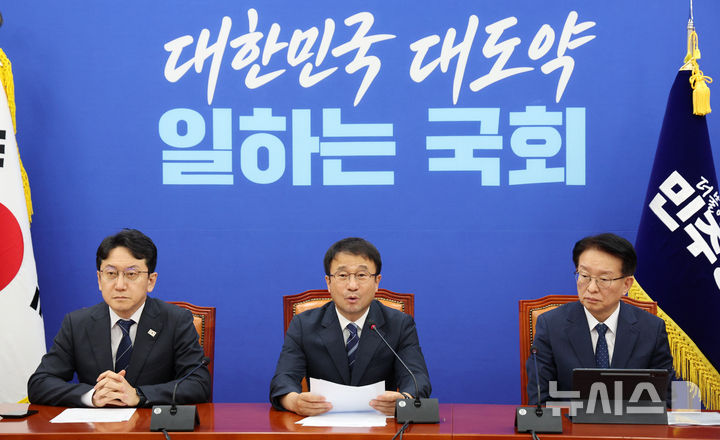 [서울=뉴시스] 고범준 기자 = 한병도 더불어민주당 원내대표가 1일 서울 여의도 국회에서 열린 원내대책회의에서 발언하고 있다. 2026.09.01. bjko@newsis.com
