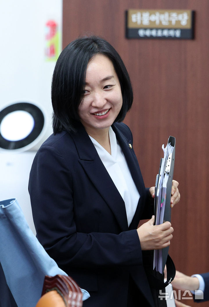 [서울=뉴시스] 고범준 기자 = 전은수 더불어민주당 원내대변인이 1일 서울 여의도 국회에서 열린 원내대책회의에 참석하고 있다. 2026.09.01. bjko@newsis.com