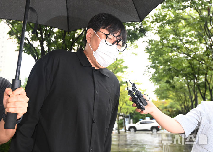 [여주=뉴시스] 김종택 기자 = 인터넷 불법도박과 음주운전 혐의로 기소된 개그맨 이진호(39)씨가 1일 경기 여주시 수원지방법원 여주지원에서 열린 선고 공판에 출석하고 있다. 이 씨는 2023년 5월부터 2024년 10월까지 664회에 걸쳐 8억원 규모의 불법 도박을 한 혐의와 지난해 9월 인천에서 경기 양평까지 면허 취소 수준으로 음주운전을 한 혐의로 재판에 넘겨졌다. 2026.09.01. jtk@newsis.com