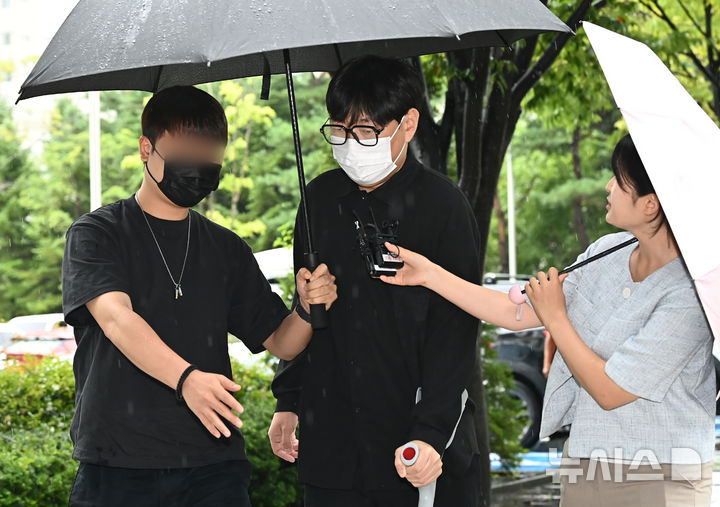 [여주=뉴시스] 김종택 기자 = 인터넷 불법도박과 음주운전 혐의로 기소된 개그맨 이진호(39)씨가 1일 경기 여주시 수원지방법원 여주지원에서 열린 선고 공판에 출석하고 있다. 이 씨는 2023년 5월부터 2024년 10월까지 664회에 걸쳐 8억원 규모의 불법 도박을 한 혐의와 지난해 9월 인천에서 경기 양평까지 면허 취소 수준으로 음주운전을 한 혐의로 재판에 넘겨졌다. 2026.09.01. jtk@newsis.com