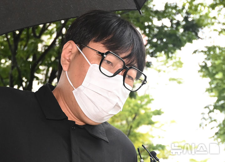 [여주=뉴시스] 김종택 기자 = 인터넷 불법도박과 음주운전 혐의로 기소된 개그맨 이진호(39)씨가 1일 경기 여주시 수원지방법원 여주지원에서 열린 선고 공판에 출석하고 있다. 이 씨는 2023년 5월부터 2024년 10월까지 664회에 걸쳐 8억원 규모의 불법 도박을 한 혐의와 지난해 9월 인천에서 경기 양평까지 면허 취소 수준으로 음주운전을 한 혐의로 재판에 넘겨졌다. 2026.09.01. jtk@newsis.com
