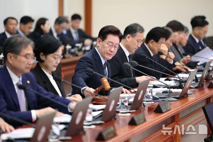 [서울=뉴시스] 김진아 기자 = 이재명 대통령이 1일 청와대에서 열린 국무회의에서 개회를 선언하고 있다. (청와대통신사진기자단) 2026.09.01. bluesoda@newsis.com