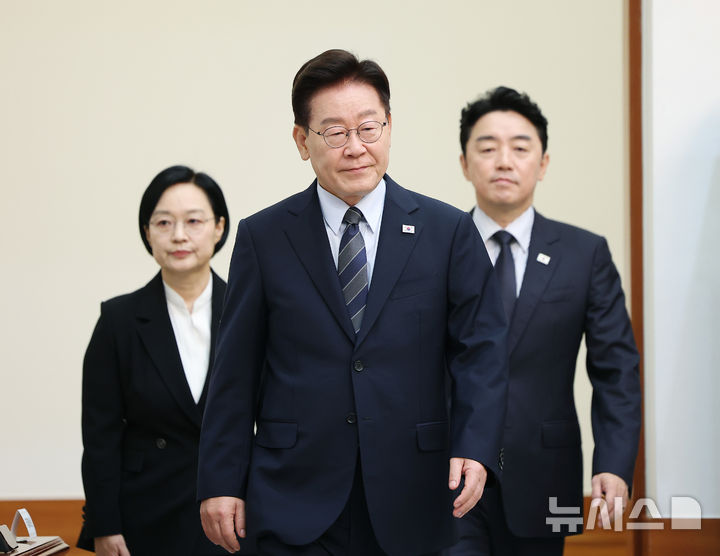 [서울=뉴시스] 김진아 기자 = 이재명 대통령이 1일 청와대에서 열린 국무회의에 입장하고 있다. (청와대통신사진기자단) 2026.09.01. bluesoda@newsis.com