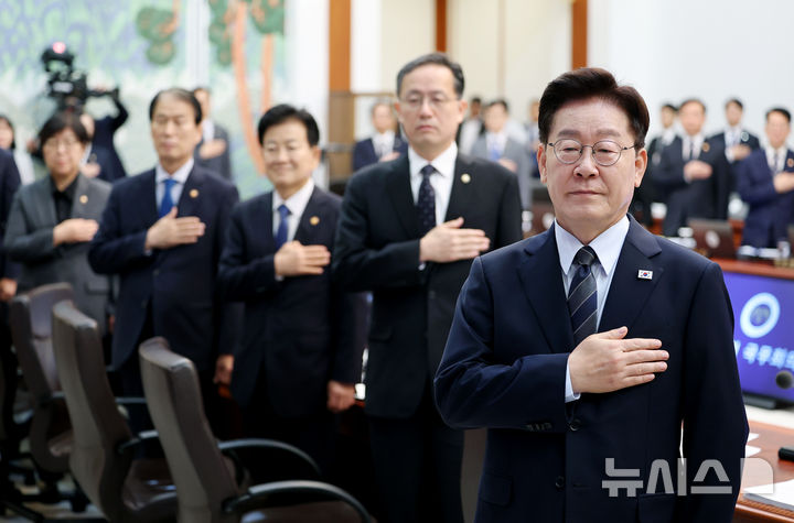 [서울=뉴시스] 김진아 기자 = 이재명 대통령이 1일 청와대에서 열린 국무회의에서 국민의례를 하고 있다. (청와대통신사진기자단) 2026.09.01. bluesoda@newsis.com