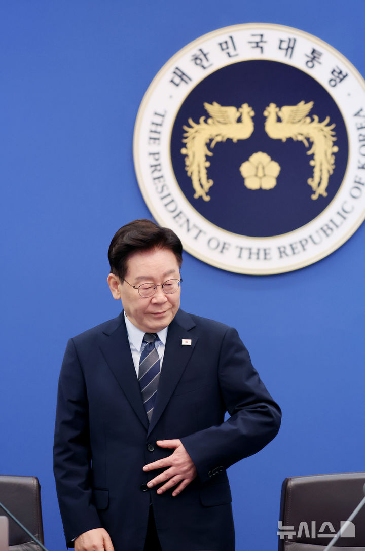 [서울=뉴시스] 김진아 기자 = 이재명 대통령이 1일 청와대에서 열린 국무회의에서 자리에 앉고 있다. (청와대통신사진기자단) 2026.09.01. bluesoda@newsis.com