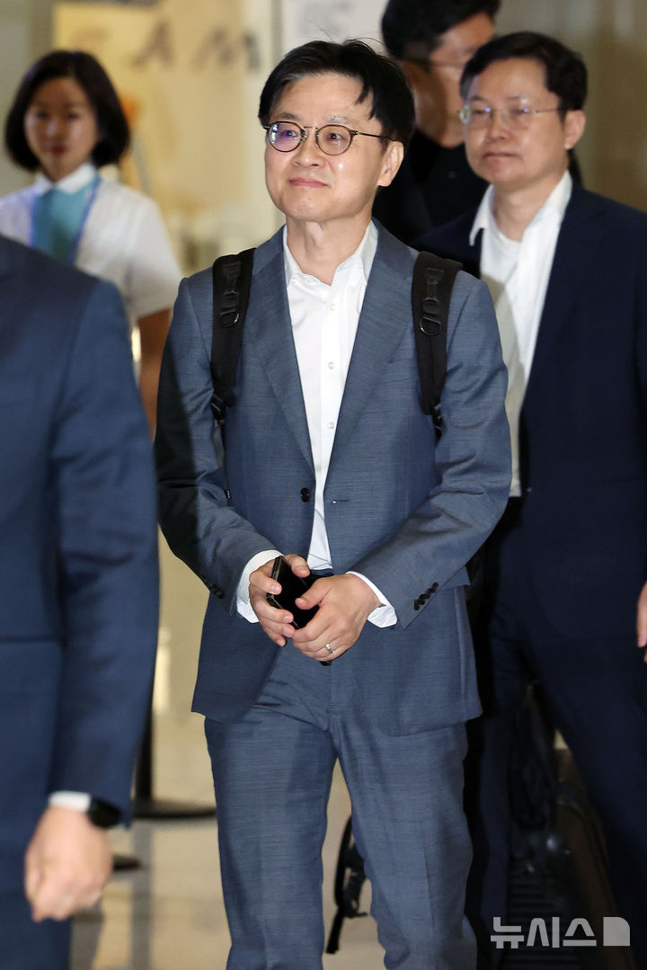 [인천공항=뉴시스] 박주성 기자 = G20 혁신장관회의 참석 및 한미 경제협력 확대 위해 김정관 산업통상부 장관이 1일 인천국제공항 제2여객터미널을 통해 미국으로 출국하고 있다. 2026.09.01. park7691@newsis.com