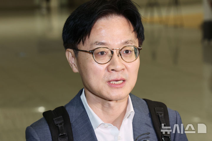 [인천공항=뉴시스] 박주성 기자 = G20 혁신장관회의 참석 및 한미 경제협력 확대 위해 김정관 산업통상부 장관이 1일 인천국제공항 제2여객터미널을 통해 미국으로 출국하며 취재진 질문에 답변하고 있다. 2026.09.01. park7691@newsis.com