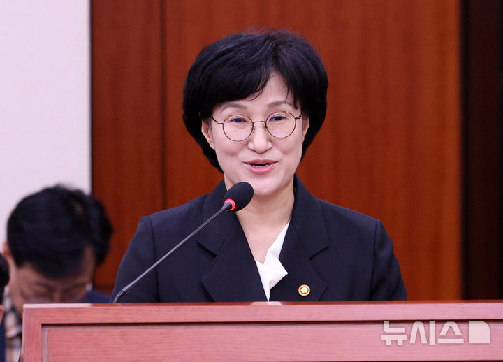 [서울=뉴시스] 고범준 기자 = 원민경 성평등가족부 장관이 지난 9월 1일 서울 여의도 국회에서 열린 성평등가족위원회 전체회의에서 인사말을 하고 있다. 2026.09.01. bjko@newsis.com