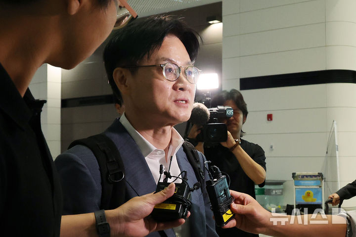 [인천공항=뉴시스] 박주성 기자 = G20 혁신장관회의 참석 및 한미 경제협력 확대 위해 김정관 산업통상부 장관이 1일 인천국제공항 제2여객터미널을 통해 미국으로 출국하며 취재진 질문에 답변하고 있다. 2026.09.01. park7691@newsis.com