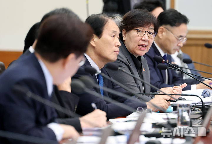 [서울=뉴시스] 김진아 기자 = 정은경 보건복지부 장관이 1일 청와대에서 열린 국무회의에서 이재명 대통령의 질의에 답하고 있다. (청와대통신사진기자단) 2026.09.01. bluesoda@newsis.com