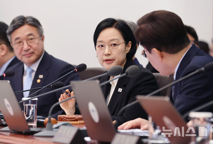 [서울=뉴시스] 김진아 기자 = 한성숙 국무총리가 1일 청와대에서 열린 국무회의에서 이재명 대통령의 질의에 답하고 있다. (청와대통신사진기자단) 2026.09.01. bluesoda@newsis.com