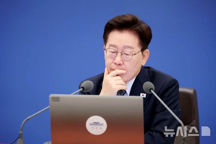 [서울=뉴시스] 김진아 기자 = 이재명 대통령이 1일 청와대에서 열린 국무회의에서 고심하고 있다. (청와대통신사진기자단) 2026.09.01. bluesoda@newsis.com