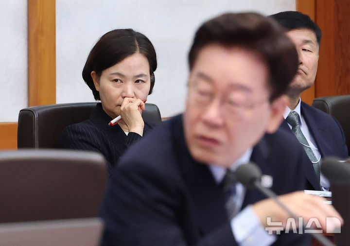 [서울=뉴시스] 김진아 기자 = 이해민 AI미래기획수서비서관이 1일 청와대에서 열린 국무회의에 참석해 이재명 대통령의 발언을 경청하고 있다. (청와대통신사진기자단) 2026.09.01. bluesoda@newsis.com