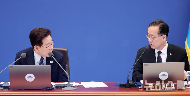 [서울=뉴시스] 김진아 기자 = 부총리 겸 재정경제부 장관 후보자로 지명된 이형일 재정경제부 1차관이 1일 청와대에서 열린 국무회의에서 이재명 대통령의 질의에 답하고 있다. (청와대통신사진기자단) 2026.09.01. bluesoda@newsis.com